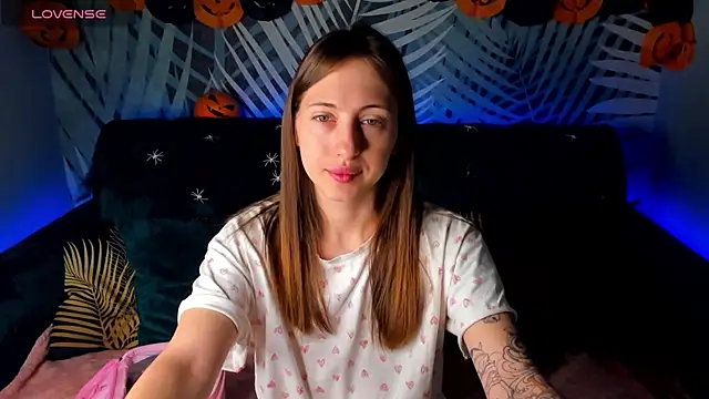 Snapshot of ChristyCrayme chatting on October 2025 11:48:01 PM ChristyCrayme online show from October 2025 11:48:01 PM