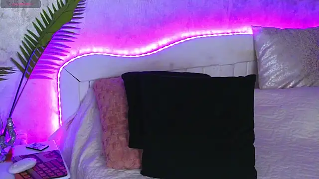 Snapshot of Aelorya chatting on November 2025 06:22:02 PM Aelorya online show from November 2025 06:22:02 PM