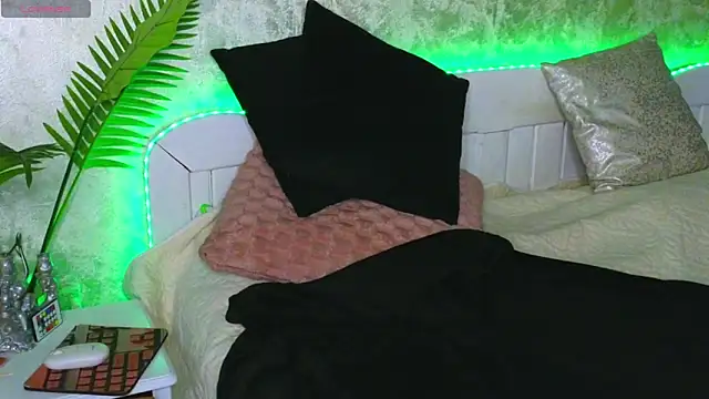 Snapshot of Aelorya chatting on December 2025 06:37:02 PM Aelorya online show from December 2025 06:37:02 PM