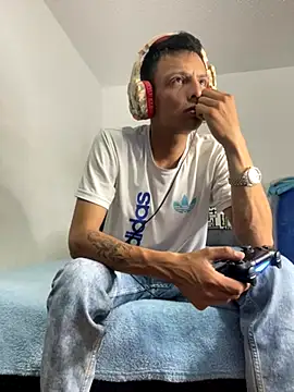 Snapshot of andrewcoopper1 chatting on September 2025 03:32:02 AM andrewcoopper1 online show from September 2025 03:32:02 AM