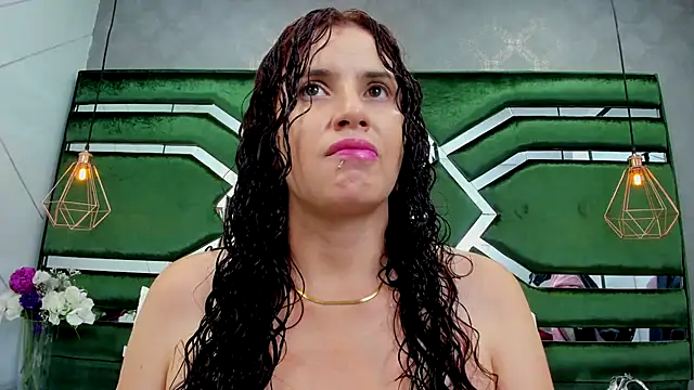 Snapshot of ThaliaCross chatting on September 2025 08:08:01 PM ThaliaCross online show from September 2025 08:08:01 PM