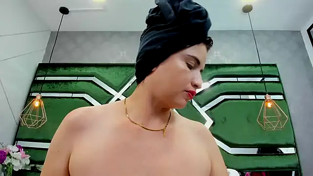 Snapshot of ThaliaCross chatting on October 2025 07:33:01 PM ThaliaCross online show from October 2025 07:33:01 PM