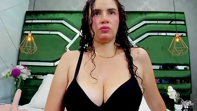 Snapshot of ThaliaCross chatting on October 2025 07:36:01 PM ThaliaCross online show from October 2025 07:36:01 PM