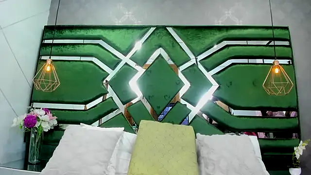 Snapshot of ThaliaCross chatting on October 2025 08:18:01 PM ThaliaCross online show from October 2025 08:18:01 PM