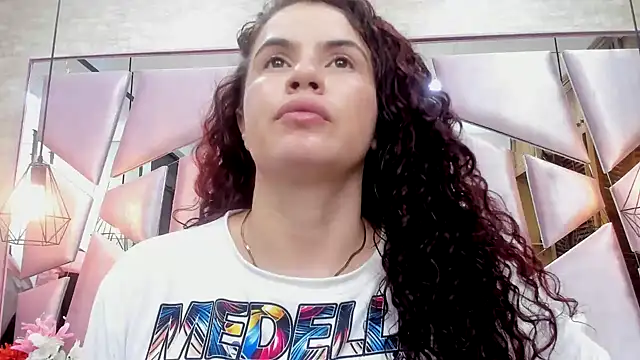 Snapshot of ThaliaCross chatting on October 2025 07:48:01 PM ThaliaCross online show from October 2025 07:48:01 PM