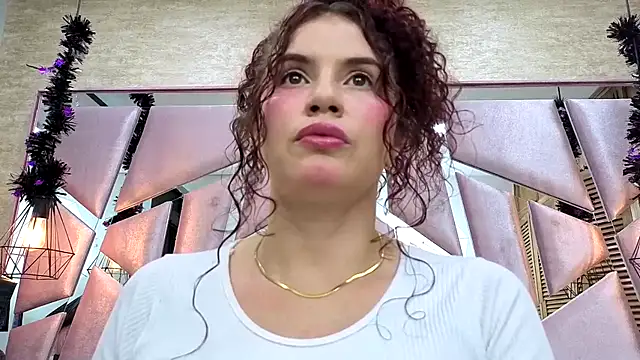 Snapshot of ThaliaCross chatting on November 2025 07:54:01 PM ThaliaCross online show from November 2025 07:54:01 PM