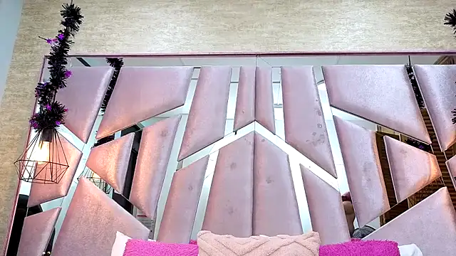 Snapshot of ThaliaCross chatting on November 2025 08:00:01 PM ThaliaCross online show from November 2025 08:00:01 PM