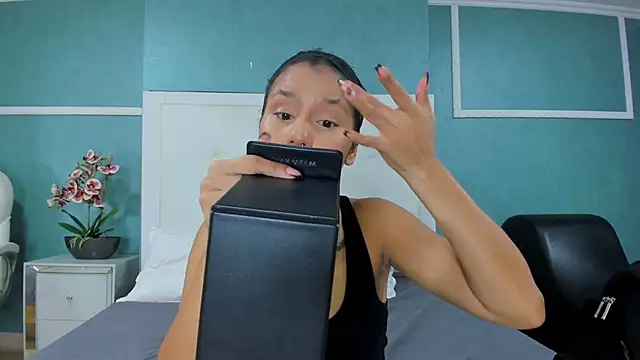 ania gomez online show from November 2025 09:00:02 PM