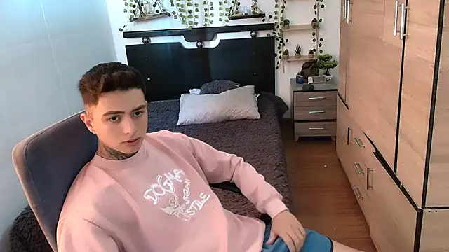 Snapshot of santii_ss chatting on May 2026 01:05:01 PM santii ss online show from May 2026 01:05:01 PM