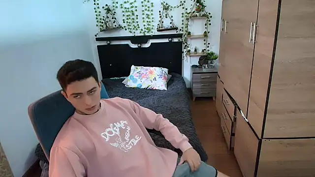 Snapshot of santii_ss chatting on May 2026 02:13:02 PM santii ss online show from May 2026 02:13:02 PM