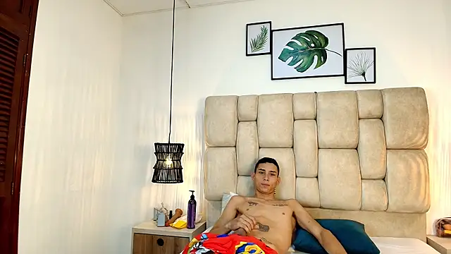 Snapshot of Zoelucas chatting on December 2025 12:03:02 PM Zoelucas online show from December 2025 12:03:02 PM