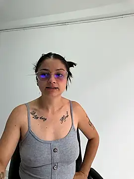 Coralinne   online show from April 2026 03:20:01 PM