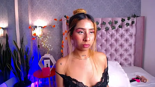 laila stilwiills online show from December 2025 06:00:01 AM