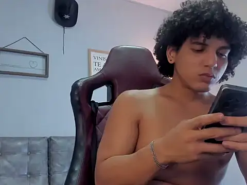 Xfire boy69 online show from September 2025 06:53:01 PM