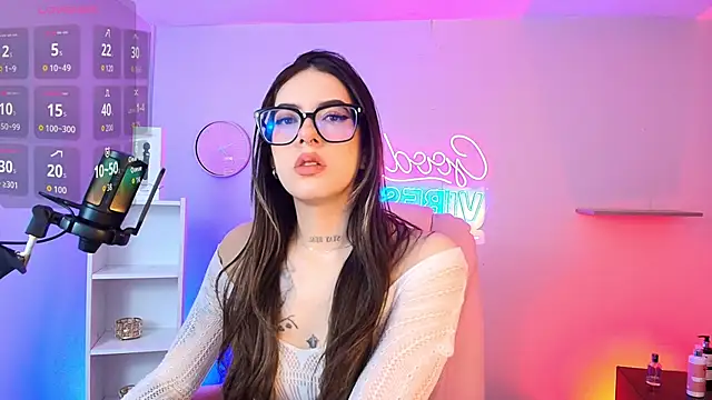 Snapshot of Alice_Vixen chatting on October 2025 12:28:01 PM Alice Vixen online show from October 2025 12:28:01 PM