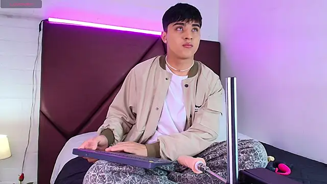 Lucass love online show from September 2025 01:44:02 PM