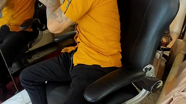 VinzenzRizzo online show from November 2025 04:24:02 AM