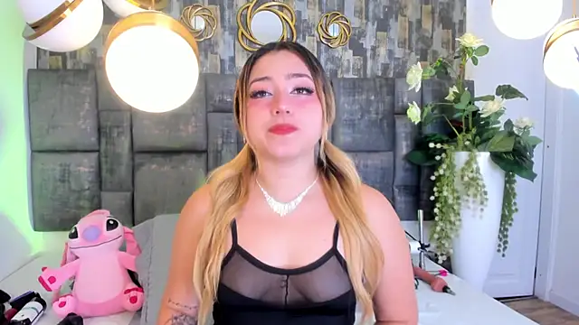 Snapshot of PatyLawrence chatting on November 2025 04:12:01 AM PatyLawrence online show from November 2025 04:12:01 AM