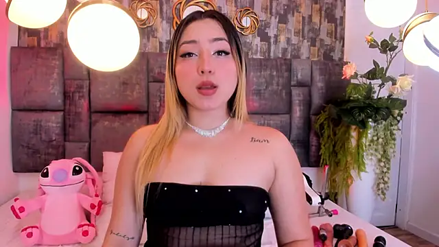 Snapshot of PatyLawrence chatting on November 2025 03:23:02 AM PatyLawrence online show from November 2025 03:23:02 AM