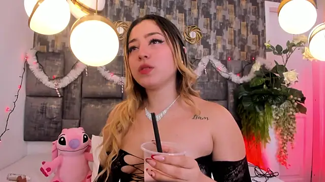 Snapshot of PatyLawrence chatting on November 2025 04:23:02 AM PatyLawrence online show from November 2025 04:23:02 AM