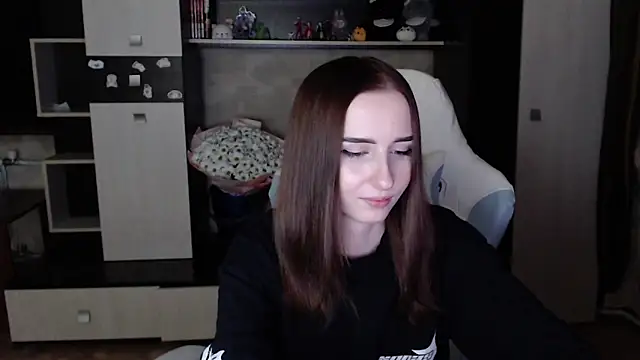 Cutti Crystal online show from October 2025 07:57:02 PM