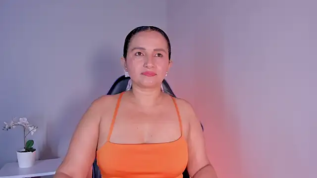Snapshot of Zafiro__Brown chatting on May 2026 09:30:02 PM Zafiro Brown online show from May 2026 09:30:02 PM