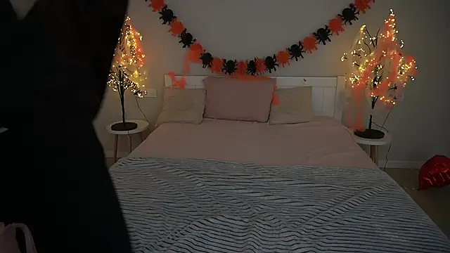 Snapshot of BerryDiva chatting on October 2025 06:03:01 AM BerryDiva online show from October 2025 06:03:01 AM