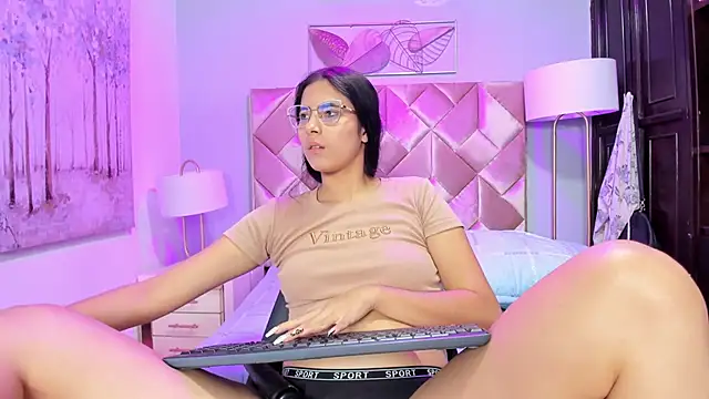 Snapshot of DanniaKross chatting on September 2025 04:36:02 AM DanniaKross online show from September 2025 04:36:02 AM