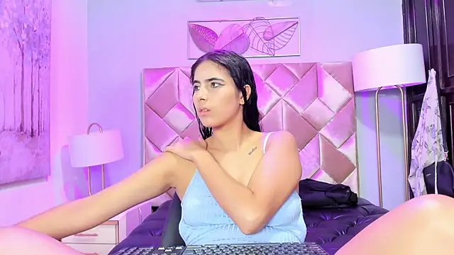 Snapshot of DanniaKross chatting on September 2025 04:35:01 AM DanniaKross online show from September 2025 04:35:01 AM