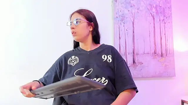 Snapshot of DanniaKross chatting on December 2025 07:56:02 PM DanniaKross online show from December 2025 07:56:02 PM