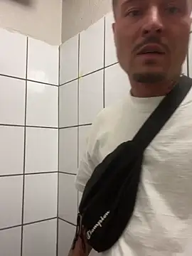 Snapshot of OfferedTearing chatting on September 2025 09:26:01 PM OfferedTearing online show from September 2025 09:26:01 PM