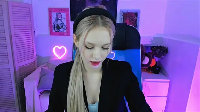 AvaDaviis online show from October 2025 02:18:02 PM