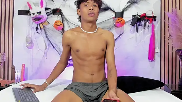 Snapshot of MilthonDelis chatting on October 2025 04:24:02 AM MilthonDelis online show from October 2025 04:24:02 AM