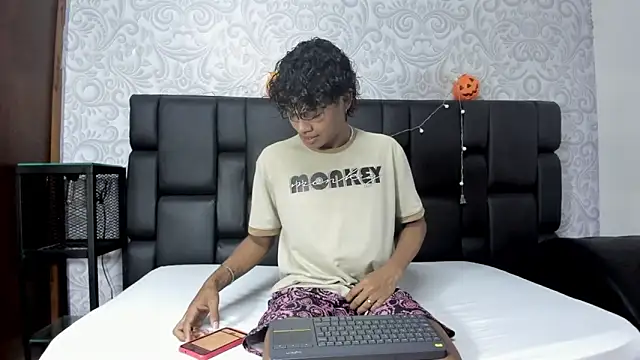 Snapshot of MilthonDelis chatting on October 2025 11:39:01 PM MilthonDelis online show from October 2025 11:39:01 PM