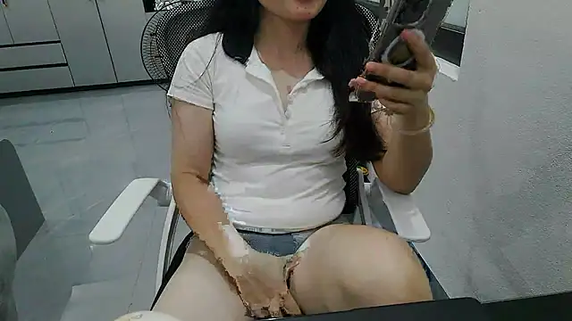 Snapshot of Emachiii chatting on June 2026 12:30:01 PM Emachiii online show from June 2026 12:30:01 PM