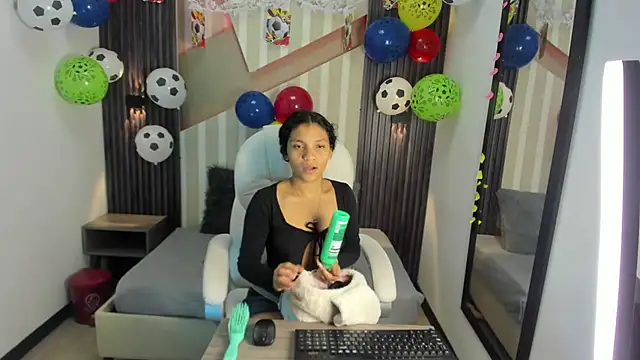 Snapshot of LittleeStar chatting on June 2026 10:19:02 PM LittleeStar online show from June 2026 10:19:02 PM