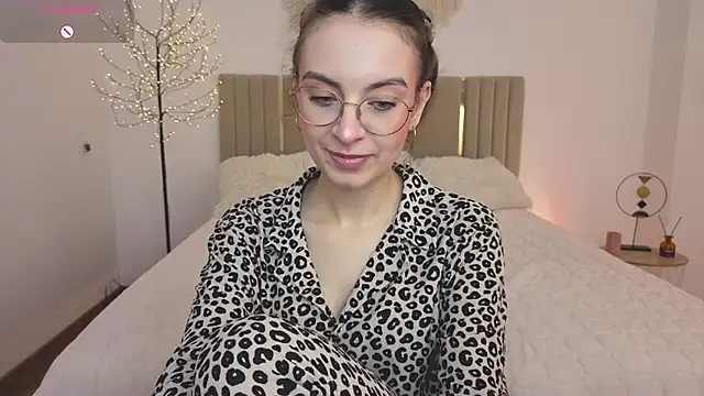 Snapshot of Real_cutie1 chatting on April 2026 01:02:01 PM Real cutie1 online show from April 2026 01:02:01 PM