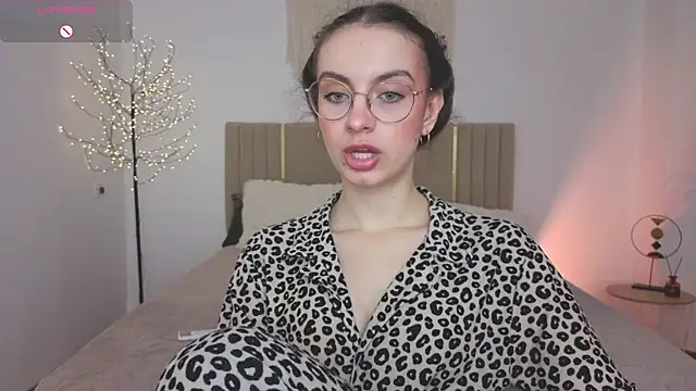 Snapshot of Real_cutie1 chatting on May 2026 12:54:02 PM Real cutie1 online show from May 2026 12:54:02 PM