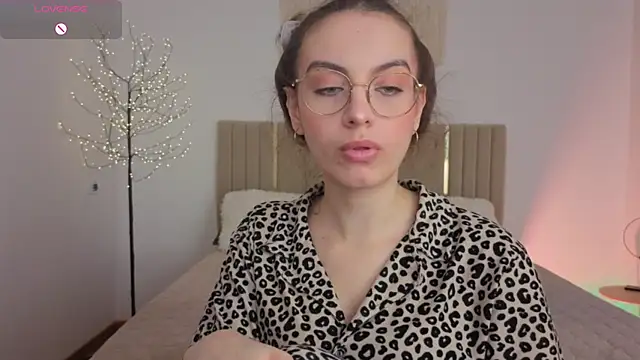 Snapshot of Real_cutie1 chatting on May 2026 01:06:01 PM Real cutie1 online show from May 2026 01:06:01 PM
