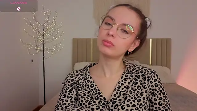 Snapshot of Real_cutie1 chatting on May 2026 12:44:01 PM Real cutie1 online show from May 2026 12:44:01 PM