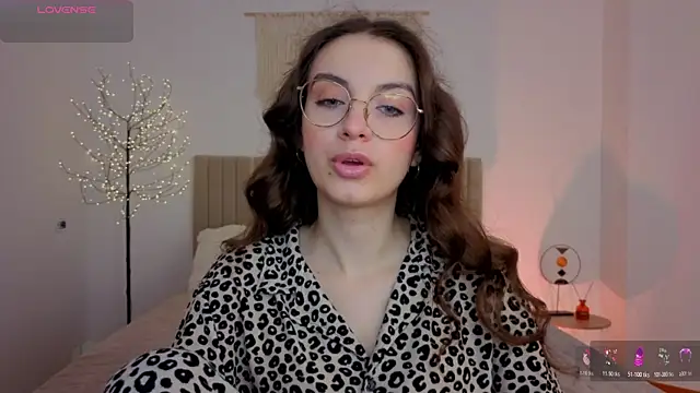 Snapshot of Real_cutie1 chatting on May 2026 01:17:02 PM Real cutie1 online show from May 2026 01:17:02 PM