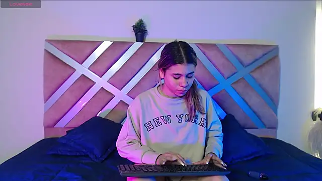 Snapshot of Rachell_criss chatting on September 2025 03:43:02 AM Rachell criss online show from September 2025 03:43:02 AM