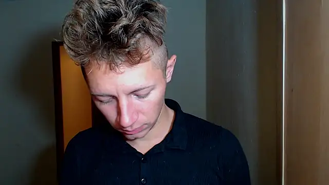 Snapshot of BlondZilla chatting on December 2025 03:05:01 AM BlondZilla online show from December 2025 03:05:01 AM