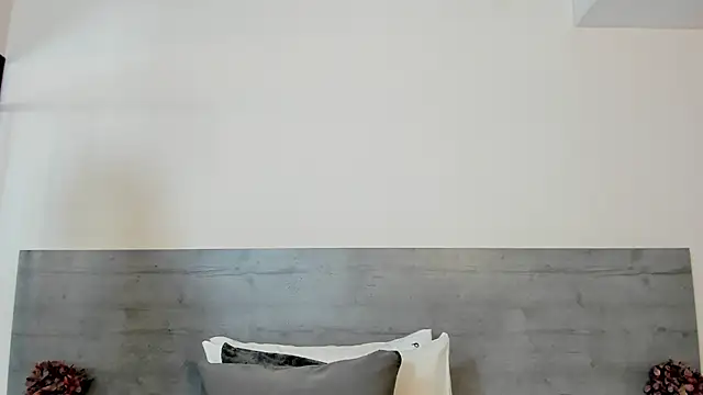 sunnyWhitee online show from March 2026 07:07:01 PM