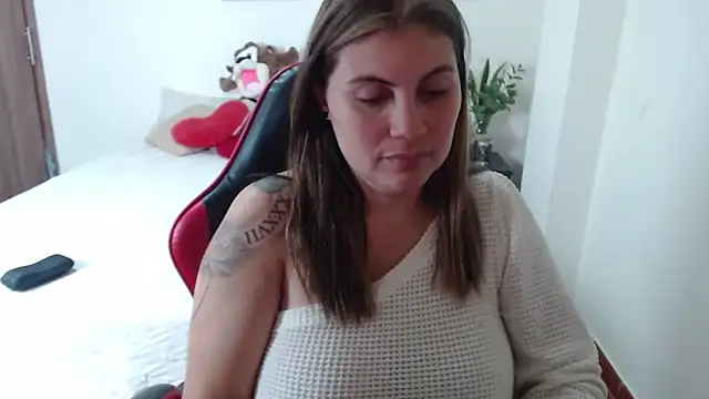 Snapshot of Secret_Bella chatting on November 2025 12:15:01 PM Secret Bella online show from November 2025 12:15:01 PM