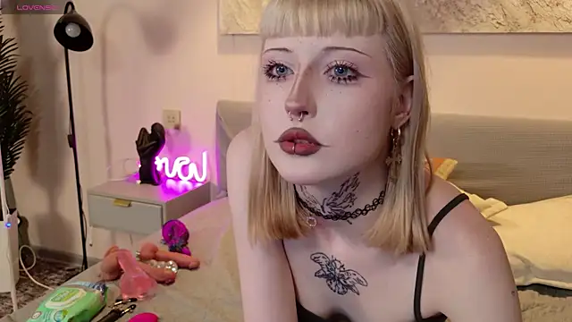 Snapshot of MilkMeSoftly chatting on June 2026 08:28:01 AM MilkMeSoftly online show from June 2026 08:28:01 AM