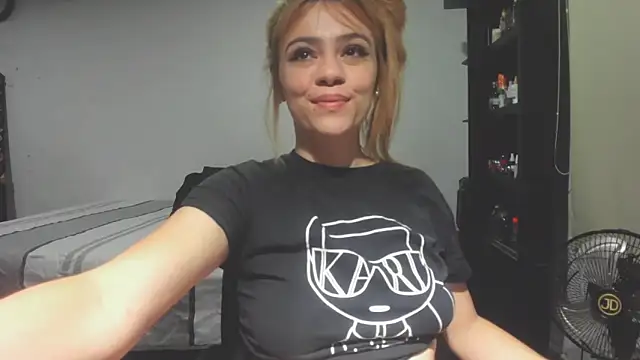 Snapshot of KATA_BLONDE chatting on October 2025 01:37:01 AM KATA BLONDE online show from October 2025 01:37:01 AM