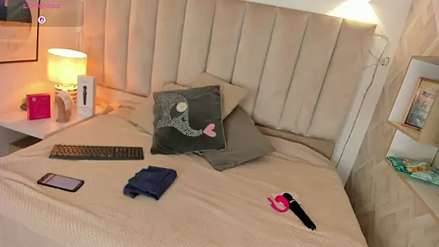 Clhoe Johnson online show from October 2025 12:13:02 PM