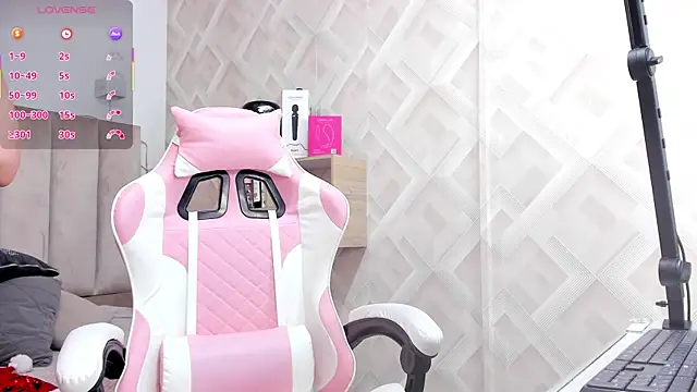 Clhoe Johnson online show from December 2025 12:21:02 PM