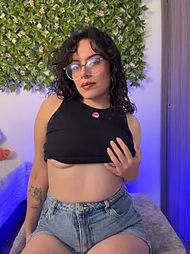 Snapshot of Katheerine chatting on December 2025 01:01:02 AM Katheerine online show from December 2025 01:01:02 AM